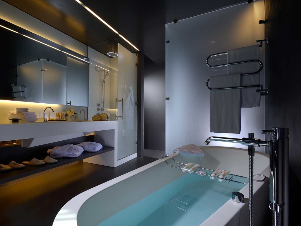 Die Badezimmer verfügen über Objekte aus Corian, ein Oberflächenmaterial, das fließende Übergänge und individuelle Formen ermöglicht.