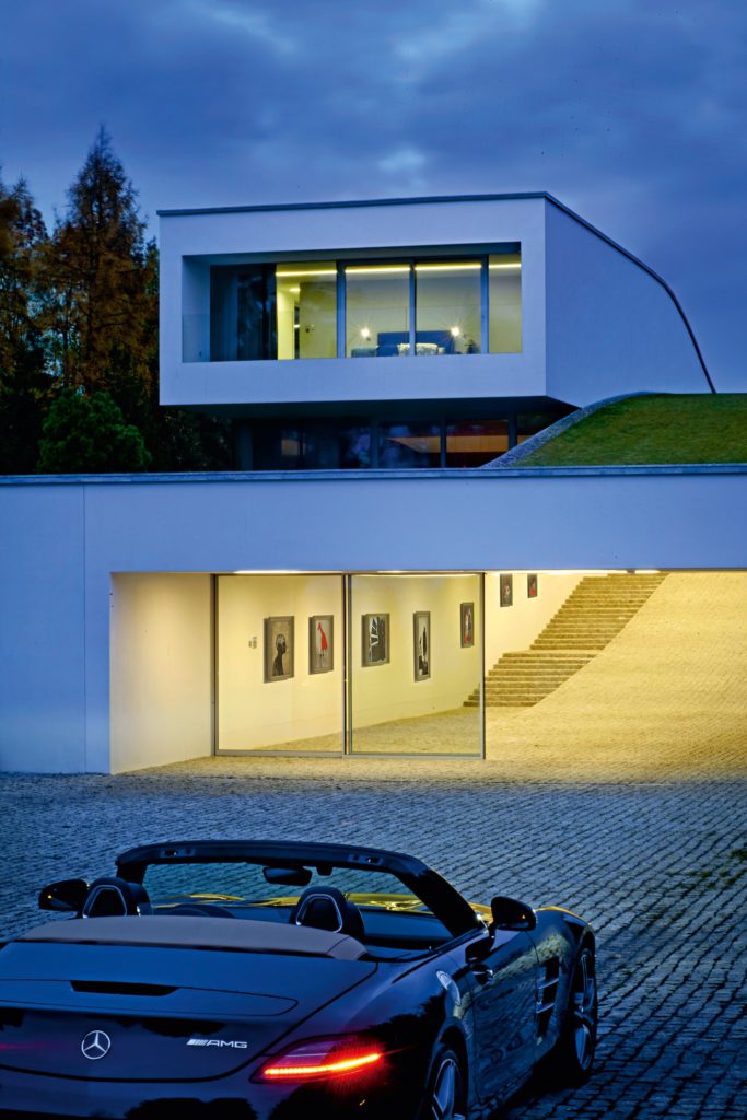 Die Zufahrt des Auto Family House in Polen gleicht einer Galerie.
