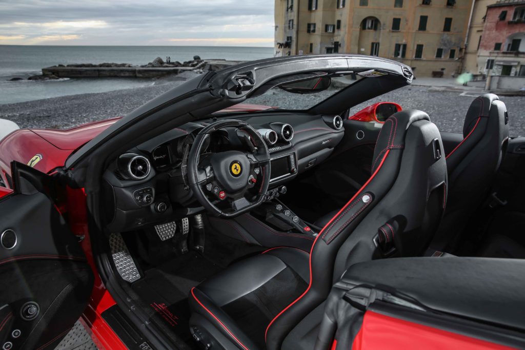 Das Ferrari-Lenkrad mit integrierten Bedienelementen. 