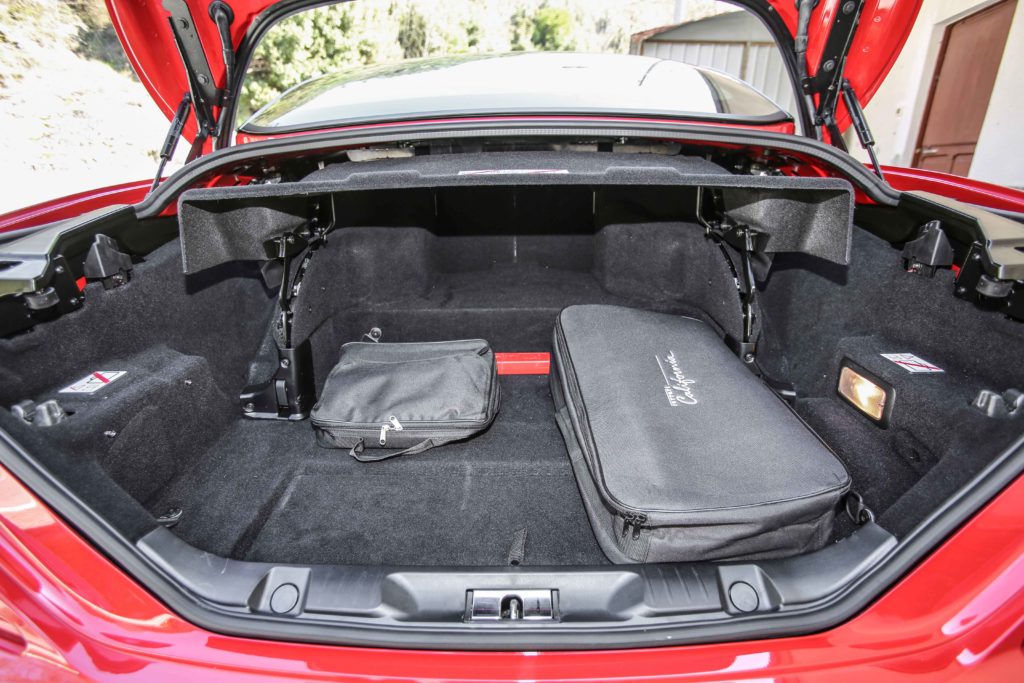 Der Innenraum ist so flexibel nutzbar, dass man den Kofferraum auch bei geöffnetem Verdeck dank der Öffnung zwischen dem Gepäckabteil und den Rücksitzen optimal nutzen kann.