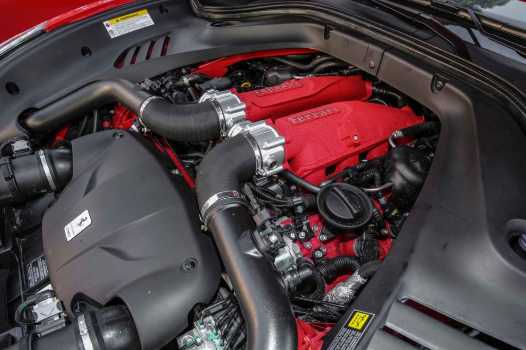 Der 8 Zylinder Turbo-Direkteinspritzer mit 3.855 cm³ Hubraum sitzt sehr tief im Chassis in Frontmittelposition und liefert 560 PS bei 7.500 U/min.