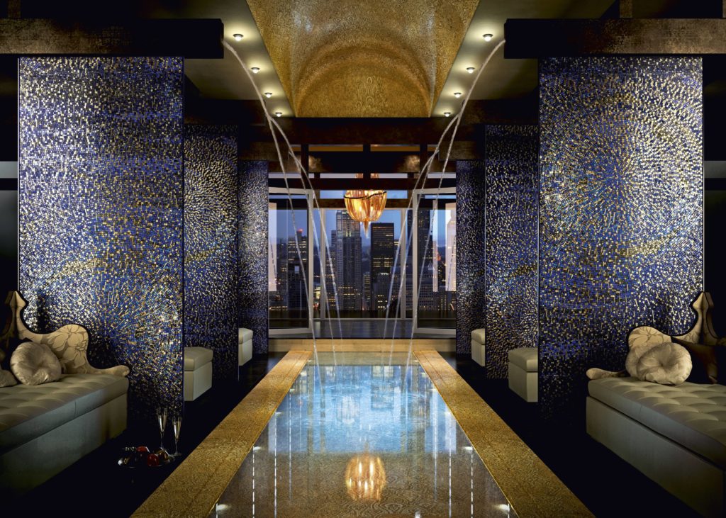 Denebol-Mosaike aus Blau und Gold prägen den Charakter dieses Hotel-Spas in Melbourne, Australien