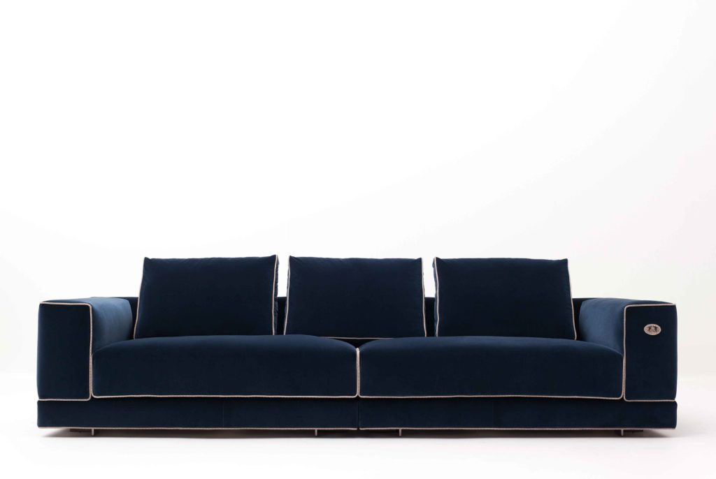 Das samtbezogene Sofa „Sloane“ von Fendi Casa.