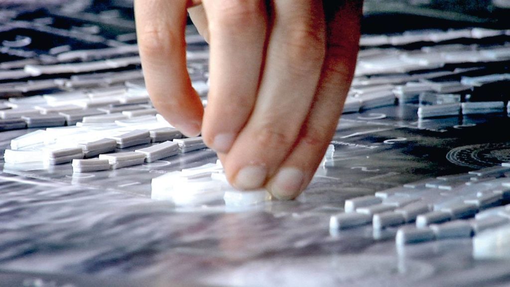 Die Designs von Sicis entstehen am Computer mit CAD-Technik und dienen als Vorlage. Der Mosaizist arbeitet jedoch frei und "malt" das Bild mit den Steinen ab.