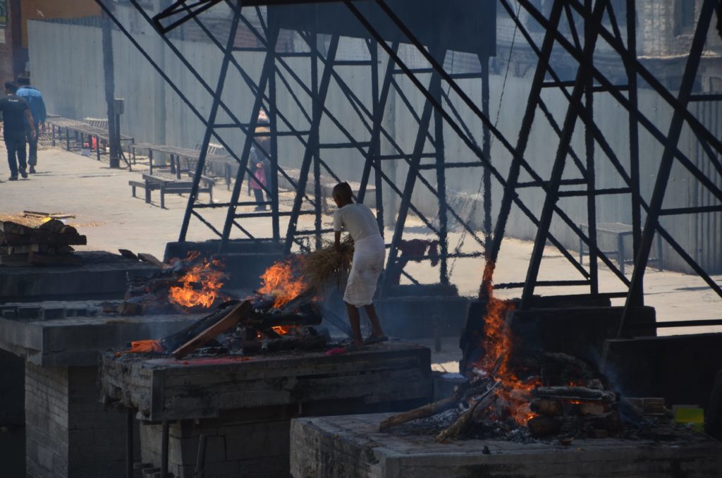 Open-Air-Krematorium: Im Hinduismus werden die Toten öffentlich verbrannt.