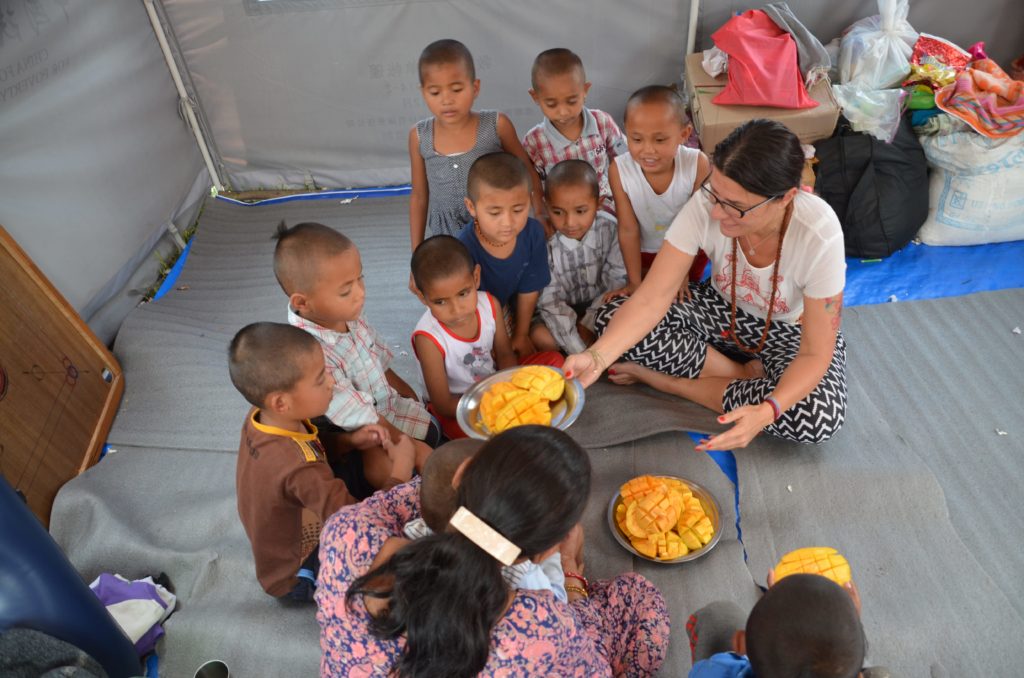 Frühstück mit elf Waisenkindern. Sie hatten nach dem Erdbeben kein Dach mehr über dem Kopf.
